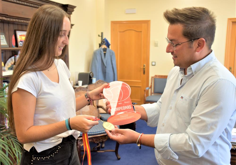  Imagen El alcalde recibe a la joven villaodonense, Sofía Benvenuto, para felicitarla por sus éxitos deportivos en vóley playa