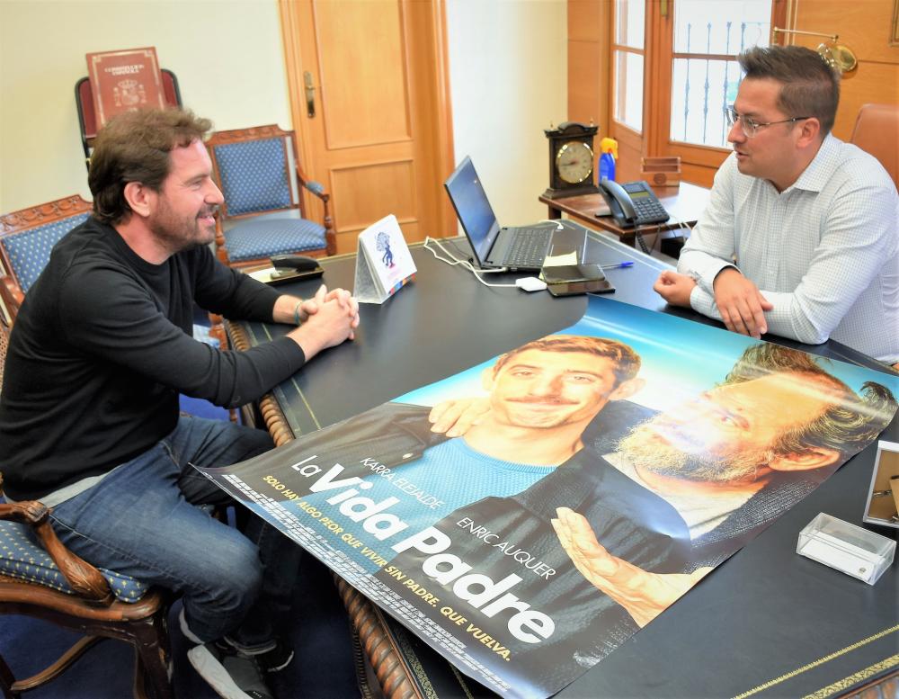  Imagen El director de cine villaodonense, Joaquín Mazón, mantiene un encuentro con el alcalde para presentarle su última película, “La vida padre”