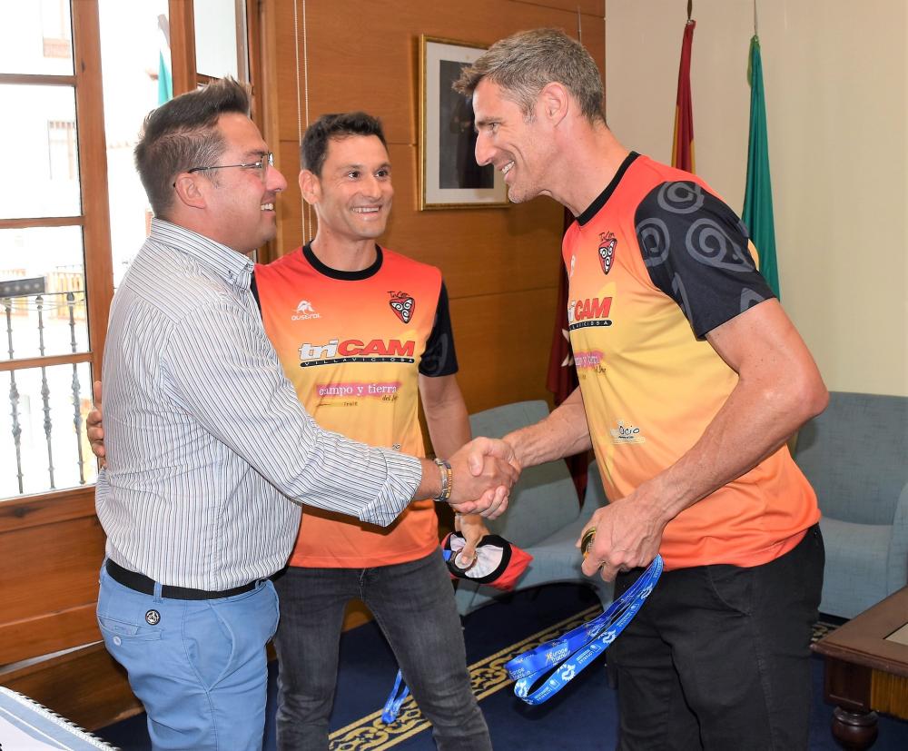 El alcalde recibe a dos integrantes del Club Tricam Villaviciosa por sus triunfos en sendas pruebas nacionales y europeas de Triatlón