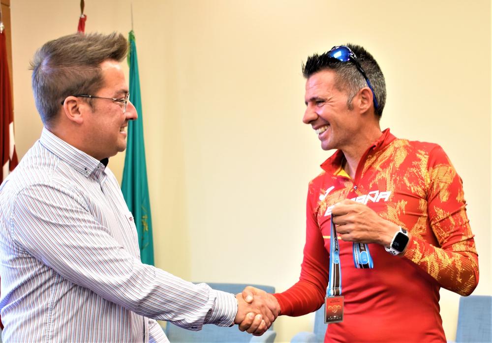 El alcalde, Raúl Martín Galán, recibe a nuestro vecino y atleta, Javier Martínez, tras proclamarse con el equipo de España subcampeón de Europa de 50 km