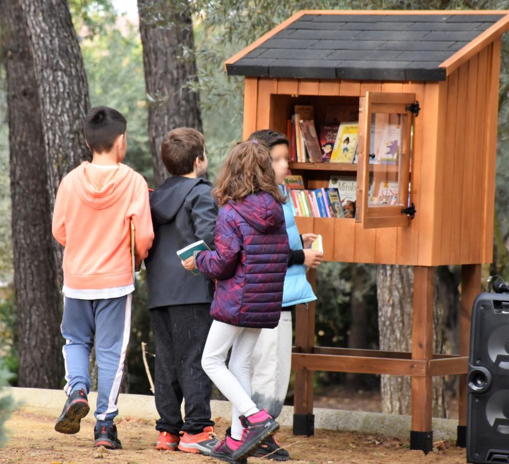 Villaviciosa de Odón habilita puntos de lectura y de intercambio de libros al aire libre coincidiendo con el Día Internacional de las Bibliotecas