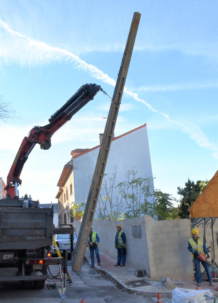 Imagen Prosiguen los trabajos de soterramiento de tendidos aéreos de baja tensión así como la retirada de cables y de postes de las aceras