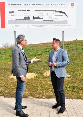 El alcalde visita la parcela que albergará el nuevo Centro de Salud donde ya se puede ver el cartel anunciando su construcción