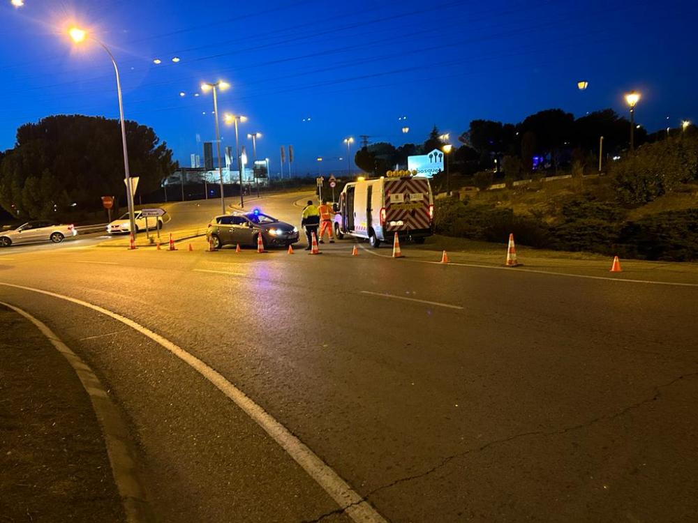  Imagen Un accidente en la calle Ebro, en sentido subida, ha afectado a los cables de telefonía obligando a cortar la circulación