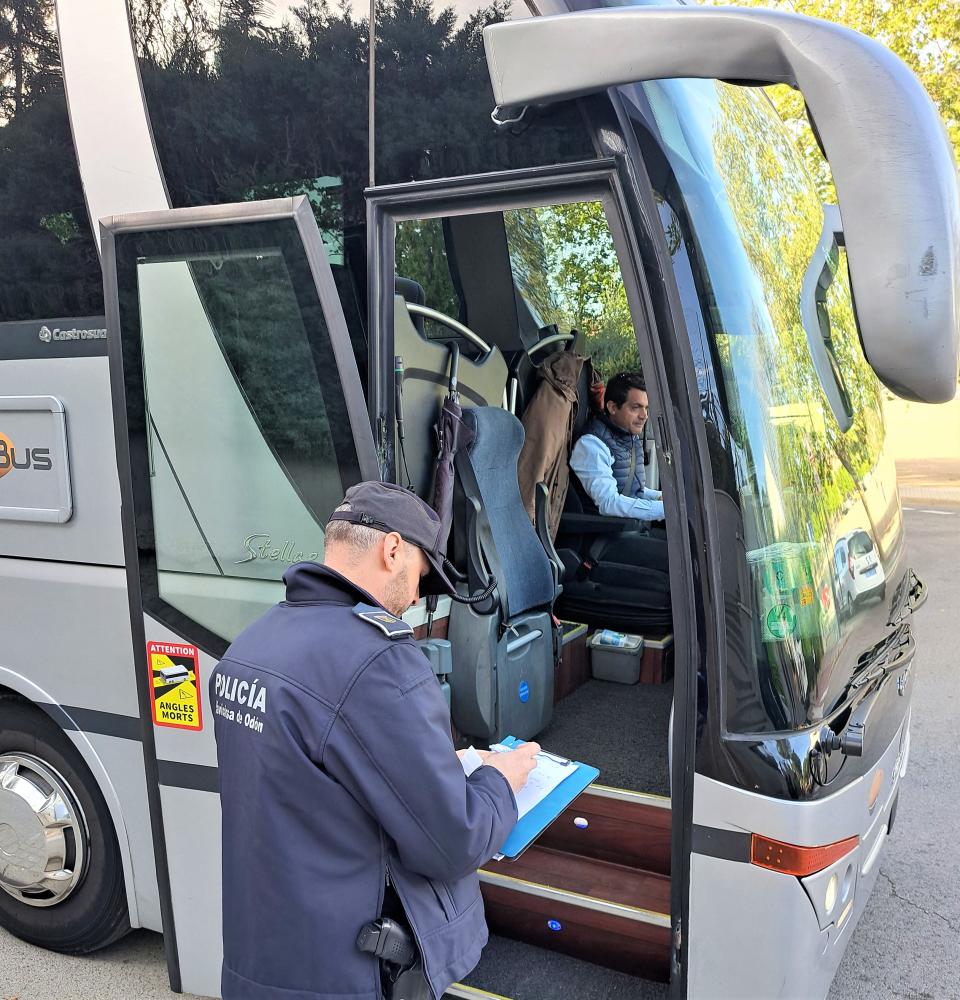  Imagen La Policía Local realiza controles en los autobuses escolares para comprobar que cumplen la normativa de seguridad vial