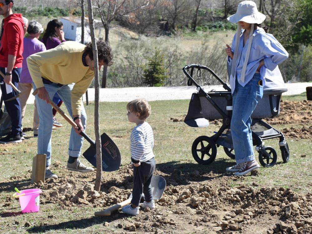  Imagen El entorno del parque lineal aún más verde con doscientos árboles gracias a la plantación extraordinaria en la que han participado los vecinos
