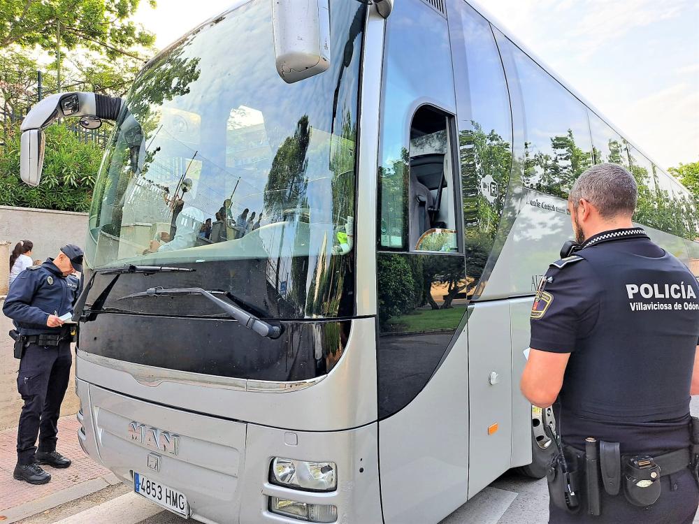  Imagen La Policía Local realiza controles en los autobuses escolares para comprobar que cumplen la normativa de seguridad vial