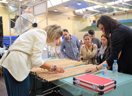 Con rostros en los que se adivinaban los nervios, la intranquilidad, la emoción y, como no, la ilusión, cientos de villaodonenses han acudido al pabellón Chema Martínez para presenciar el sorteo de las 190 viviendas de protección pública. Otros tantos lo han podido seguir en directo a través de la web municipal y el canal de Youtube y Facebook institucionales. Esa emoción se fue convirtiendo en lágrimas incontenidas de aquellos que han visto cómo el número que tenían asignado se ha visto reflejado en las pantallas. Momentos antes de que se fueran cantando las bolas hasta completar la totalidad de las 190 solicitudes y una más para determinar la lista de espera, el alcalde en funciones, Raúl Martín Galán, ha deseado la mayor de las suertes a todos para añadir que “este ha sido uno de los momentos más emocionantes, importantes de los últimos años en el municipio. Un día para la historia reciente para Villaviciosa de Odón porque casi dos centenares de vecinos podrán cumplir su sueño de acceder a viviendas de protección pública”. La lista de adjudicatarios y el orden en el queda establecida la lista de espera se publicará en los próximos días en la web municipal, una vez el Notario presente en el sorteo, Andrés Miguel Arroquia, emita la correspondiente acta. A partir de la fecha de publicación de ese listado definitivo de adjudicatarios, desde la Oficina de la Vivienda del Ayuntamiento de Villaviciosa de Odón se pondrán en contacto con cada uno de ellos, vía correo electrónico, para comunicarles los siguientes pasos a seguir.