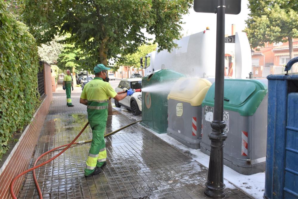  Imagen Labores de limpieza y desinfección en todos los contenedores del municipio