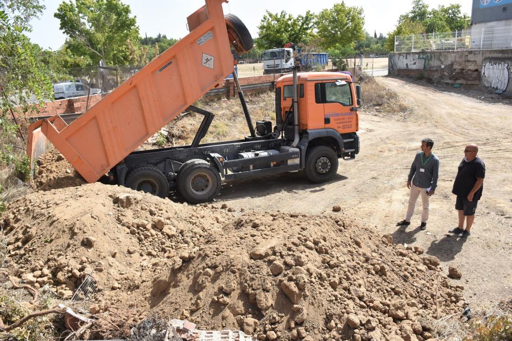  Imagen Trabajos de rellenado de tierra en la parcela municipal para proyecto de ajardinamiento