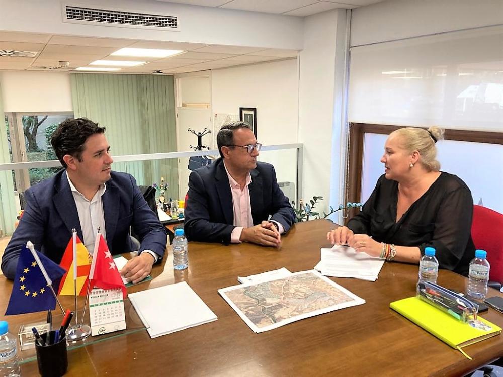  Imagen El alcalde se reúne con la directora general de Carreteras para tratar diversos temas relacionados con el tráfico rodado en Villaviciosa de Odón