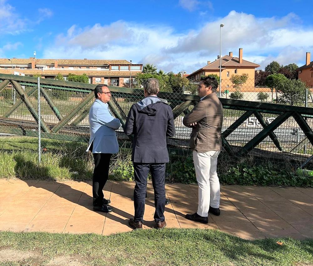  Imagen El Ayuntamiento reformará la pasarela peatonal que une el casco con el polígono Villapark