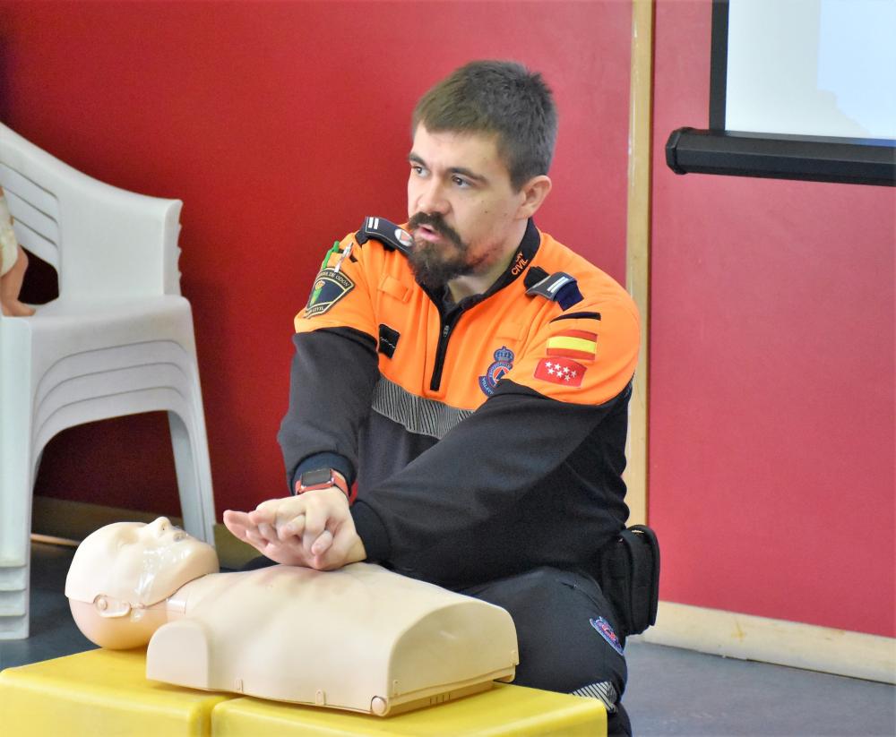  Imagen Los voluntarios de la Agrupación de Protección Civil imparten charlas sobre primeros auxilios en los centros educativos