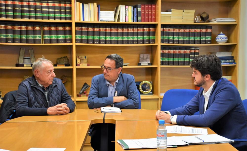  Imagen El alcalde y el concejal de Entidades han mantenido un encuentro con la junta directiva de la urbanización El Castillo para informarles de las iniciativas y proyectos en esta zona