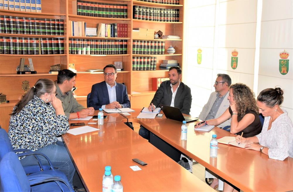  Imagen El alcalde preside una reunión con el Consorcio de Transportes, la Universidad Europea y la empresa concesionaria de autobuses para poner solución al problema del transporte público en Villaviciosa de Odón