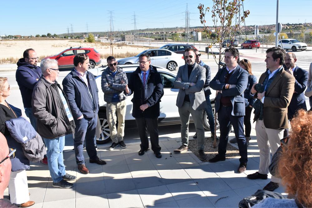  Imagen El alcalde mantiene un encuentro con vecinos del Monte de la Villa para informarles del momento en el que se encuentra la recepción de este sector