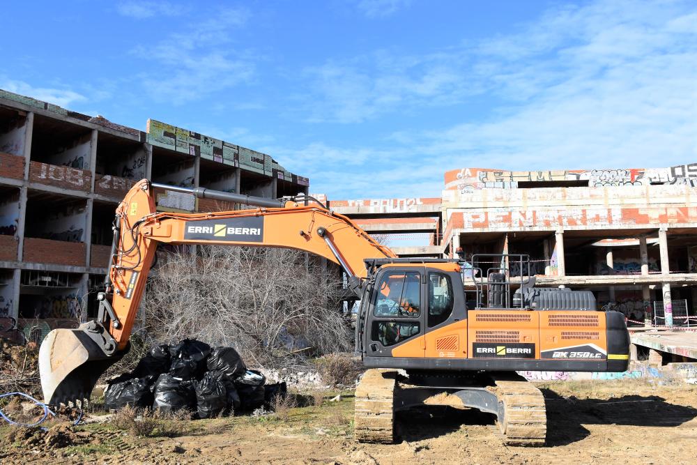  Imagen El Ayuntamiento de Villaviciosa de Odón inicia las obras de demolición del edificio inacabado que se planificó como centro privado de tratamiento oncológico