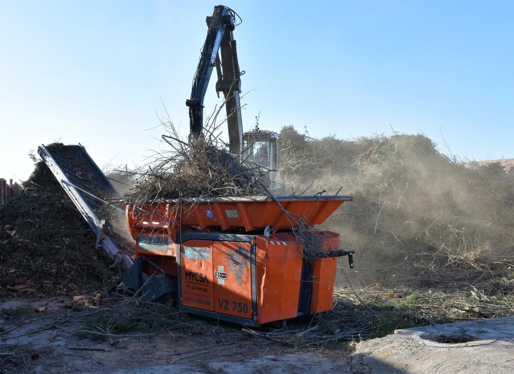  Imagen Villaviciosa de Odón tritura los restos de poda que se transformarán en biomasa para producir energía renovable