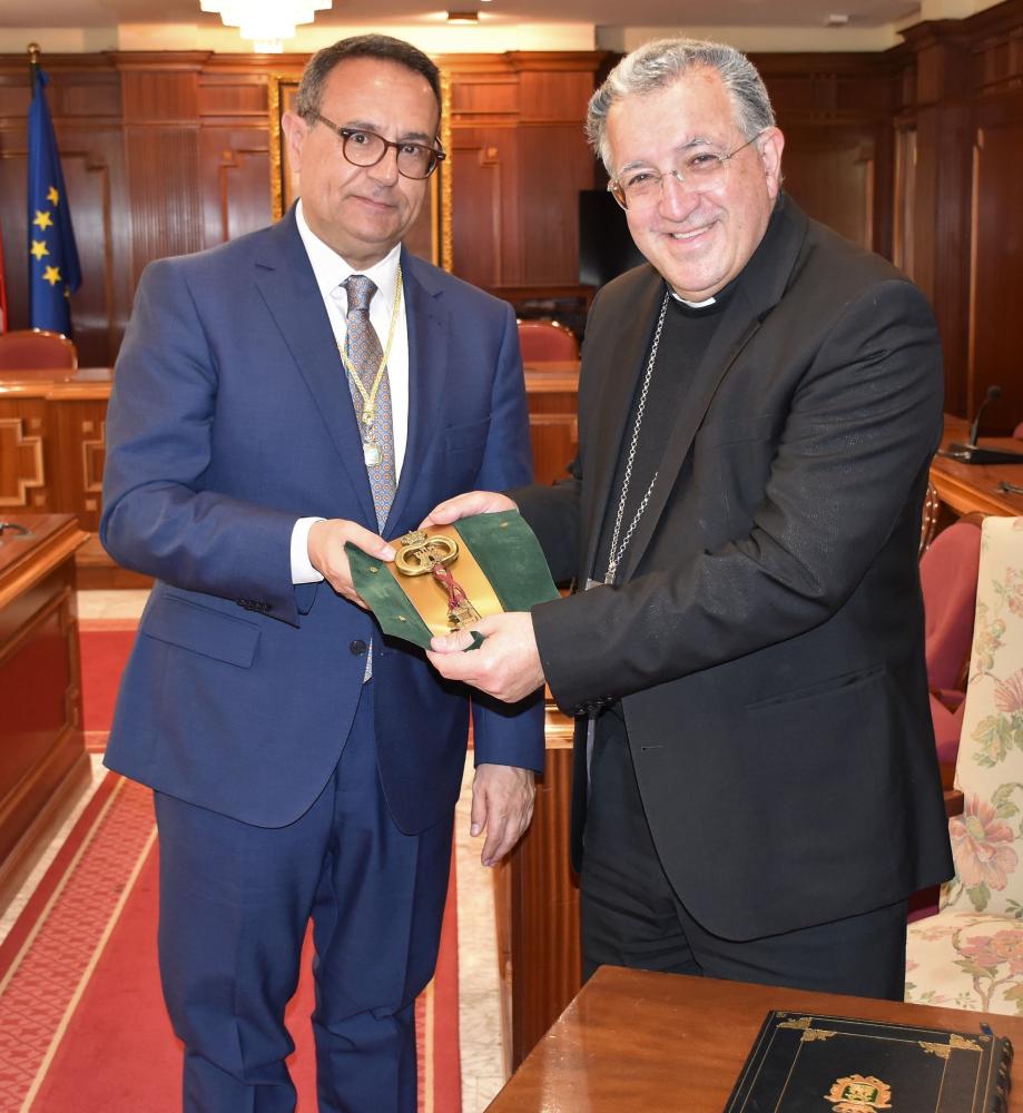  Imagen Recepción institucional del alcalde y Corporación municipal al Obispo de Getafe durante su visita Pastoral a Villaviciosa de Odón