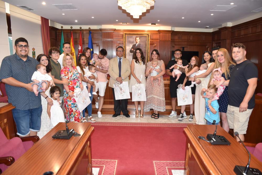  Imagen El alcalde hace entrega de los primeros cheques bebé de 1.000 euros a los nacidos en Villaviciosa de Odón desde principios de año
