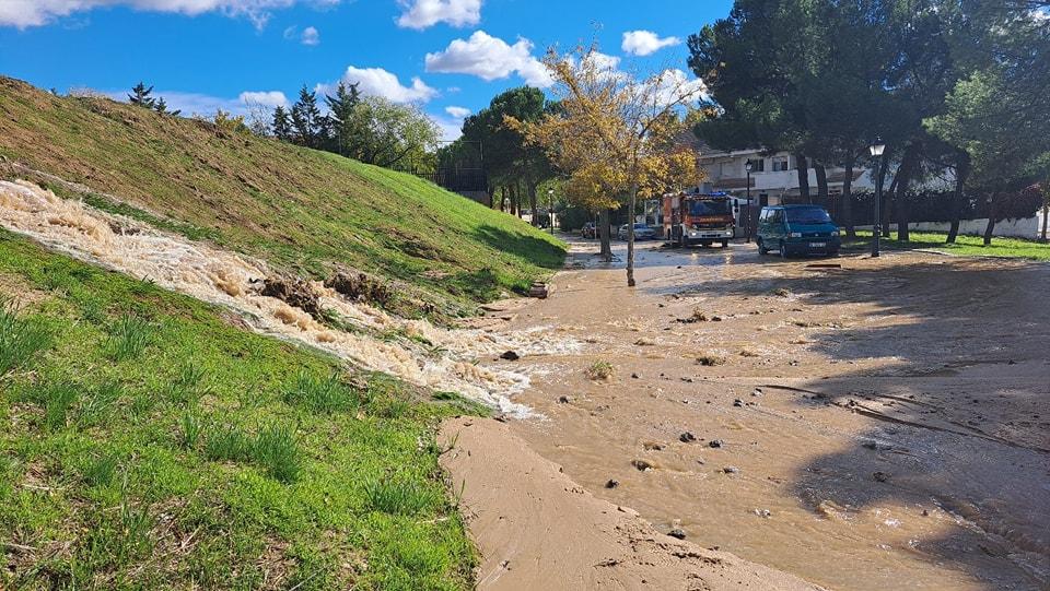  Imagen La rotura de una tubería general de agua en la parcela donde se construirá el Centro de Salud produce una gran fuga de agua