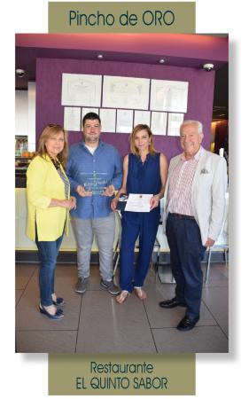  Imagen La concejala de Comercio e Industria entrega los premios a los ganadores de la XII edición de la Ruta del Pincho