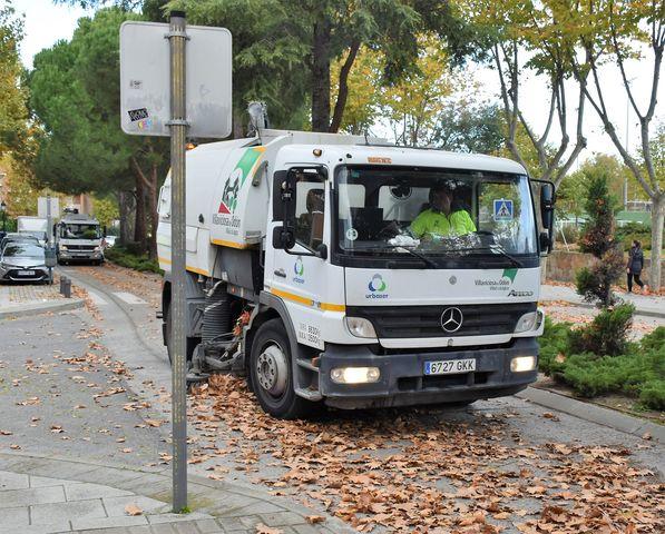  Imagen El Ayuntamiento cuenta con cinco barredoras y un equipo adicional para la campaña de recogida de las hojas