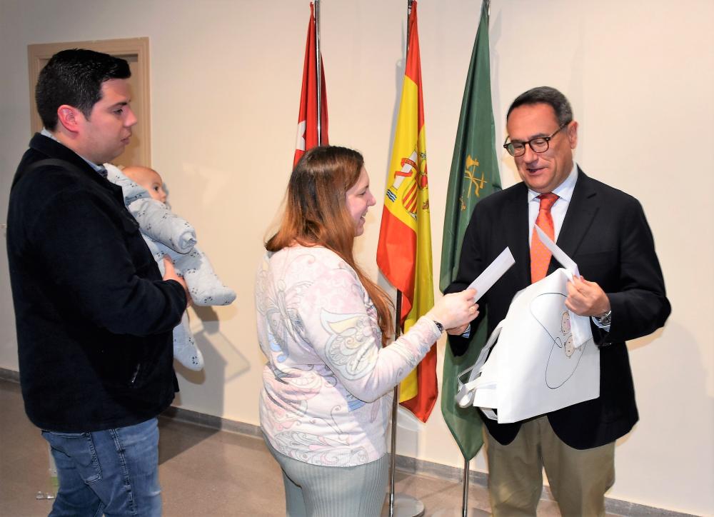 Nueva entrega de cheques bebé por valor de 1.000 euros para los niños nacidos en el segundo cuatrimestre de 2024