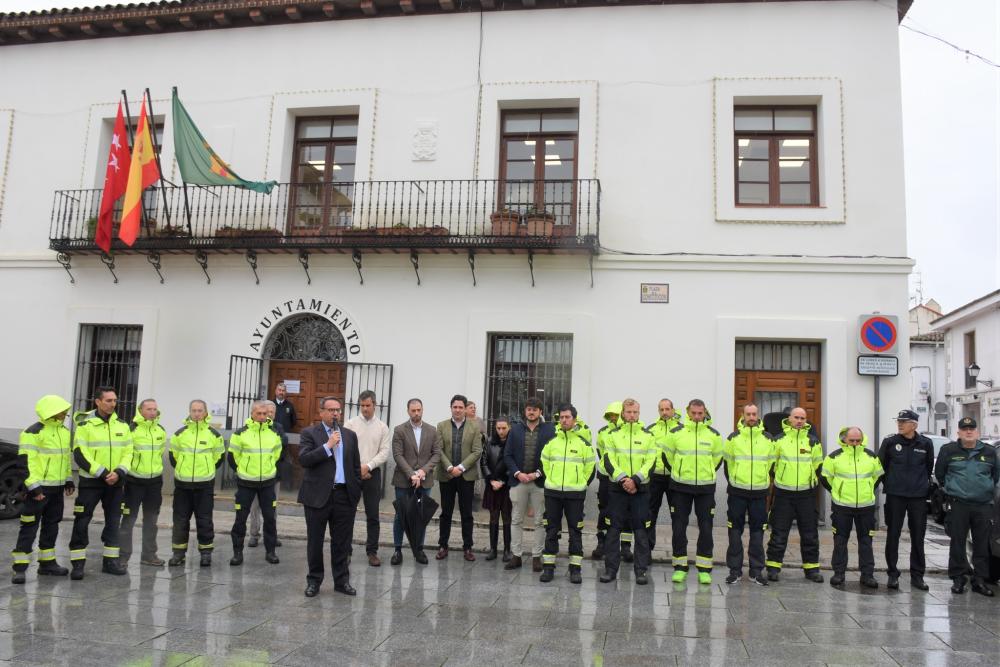 Emotivo y sentido minuto de silencio en memoria de los dos bomberos fallecidos del parque en Alcorcón
