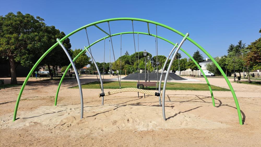 Prosiguen los trabajos de mejora de las áreas infantiles del municipio