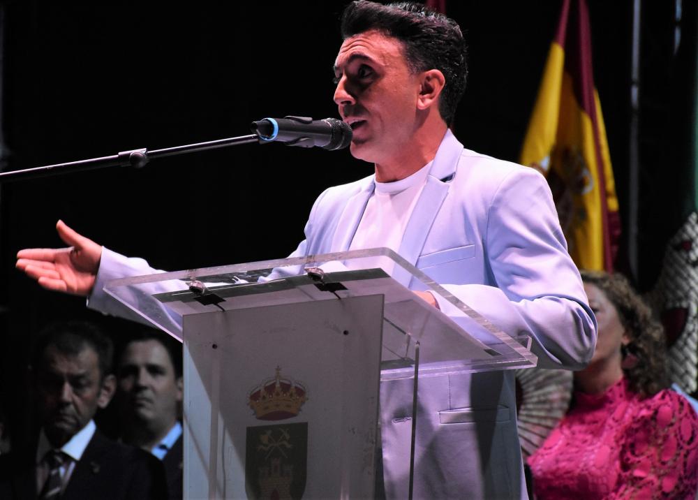  Imagen Cientos de vecinos acudieron a presenciar el Pregón de inicio de Fiestas de Luigi Belui marcado por la emoción