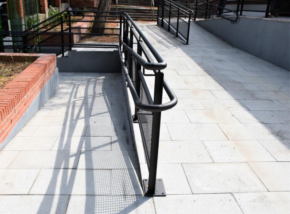 El acceso al edificio de las antiguas escuelas de Santa Ana ha sido adaptado para facilitar la entrada a las personas con movilidad reducida