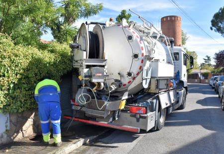 Prosiguen los trabajos de conservación, mantenimiento y limpieza de las redes de alcantarillado municipal