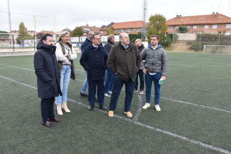 Firmada el acta de replanteo para dar comienzo a las obras de sustitución del césped artificial de los tres campos de fútbol 7