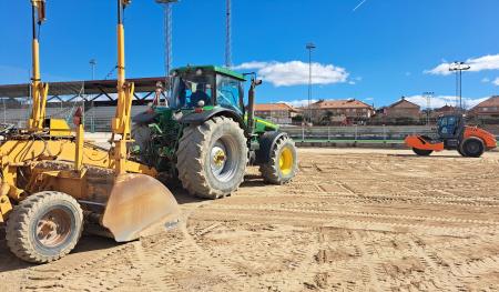 Se reanudan los trabajos de sustitución de césped en los tres campos de fútbol 7 parados por las lluvias