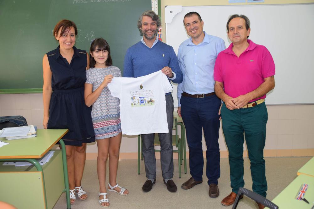  Imagen Nuestra joven vecina, Candela Solera, recibe la primera camiseta de las Fiestas Infantiles por ser la ganadora del concurso de este año