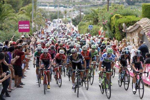  Imagen La serpiente multicolor de la Vuelta Ciclista a España, este domingo en Villaviciosa de Odón