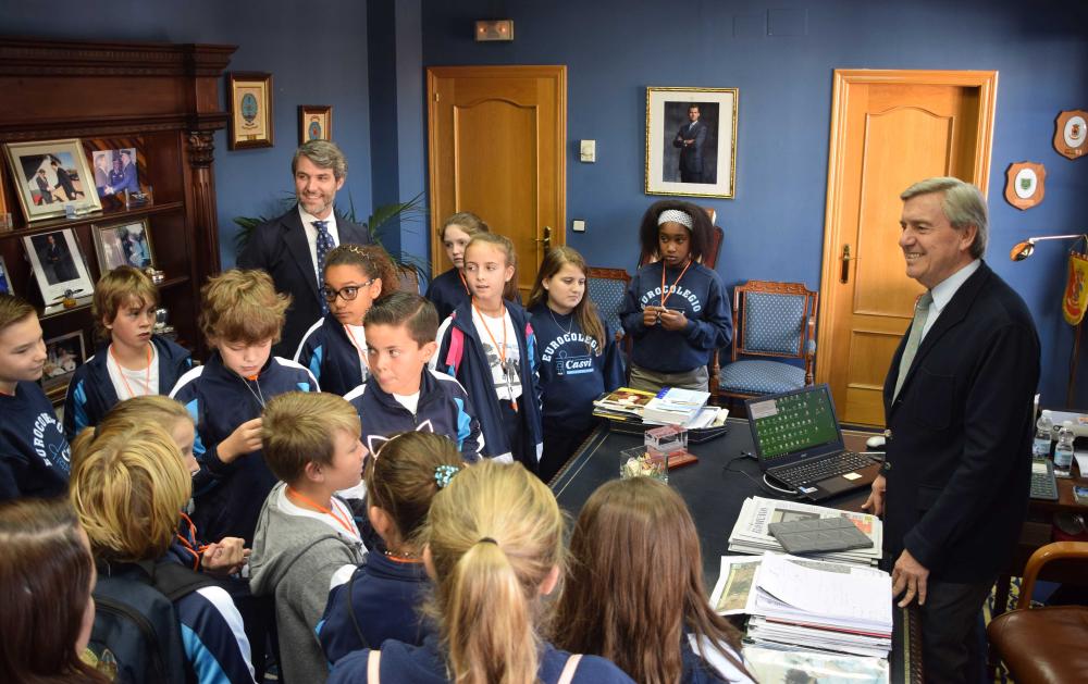  Imagen Alumnos estadounidenses del programa de intercambio lingüístico del Eurocolegio Casvi visitan el Ayuntamiento