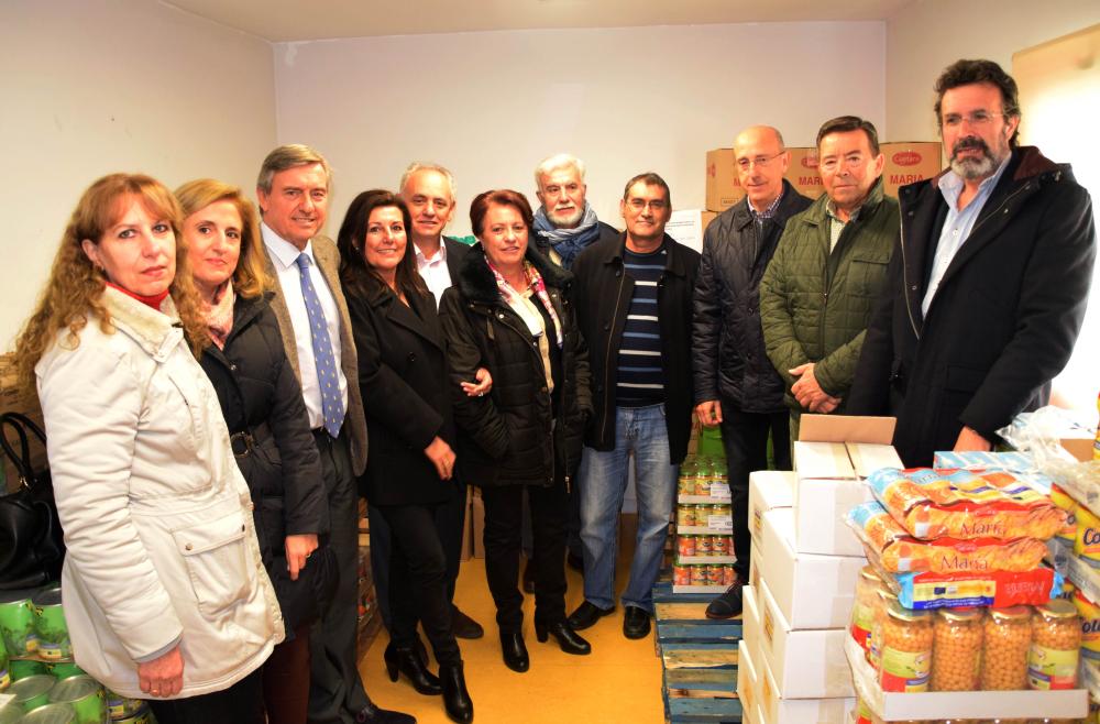 Imagen Las Hermandades donan productos no perecederos por un importe de mil euros destinados al Centro Municipal de Alimentos